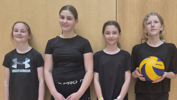 So sehen Siegerinnen aus! 2b ist Regionalmeister im Volleyball!