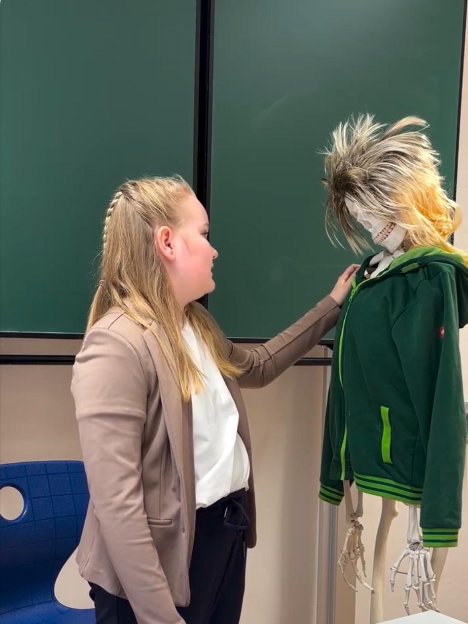 Lehrerin integriert Skelett in Schulklasse