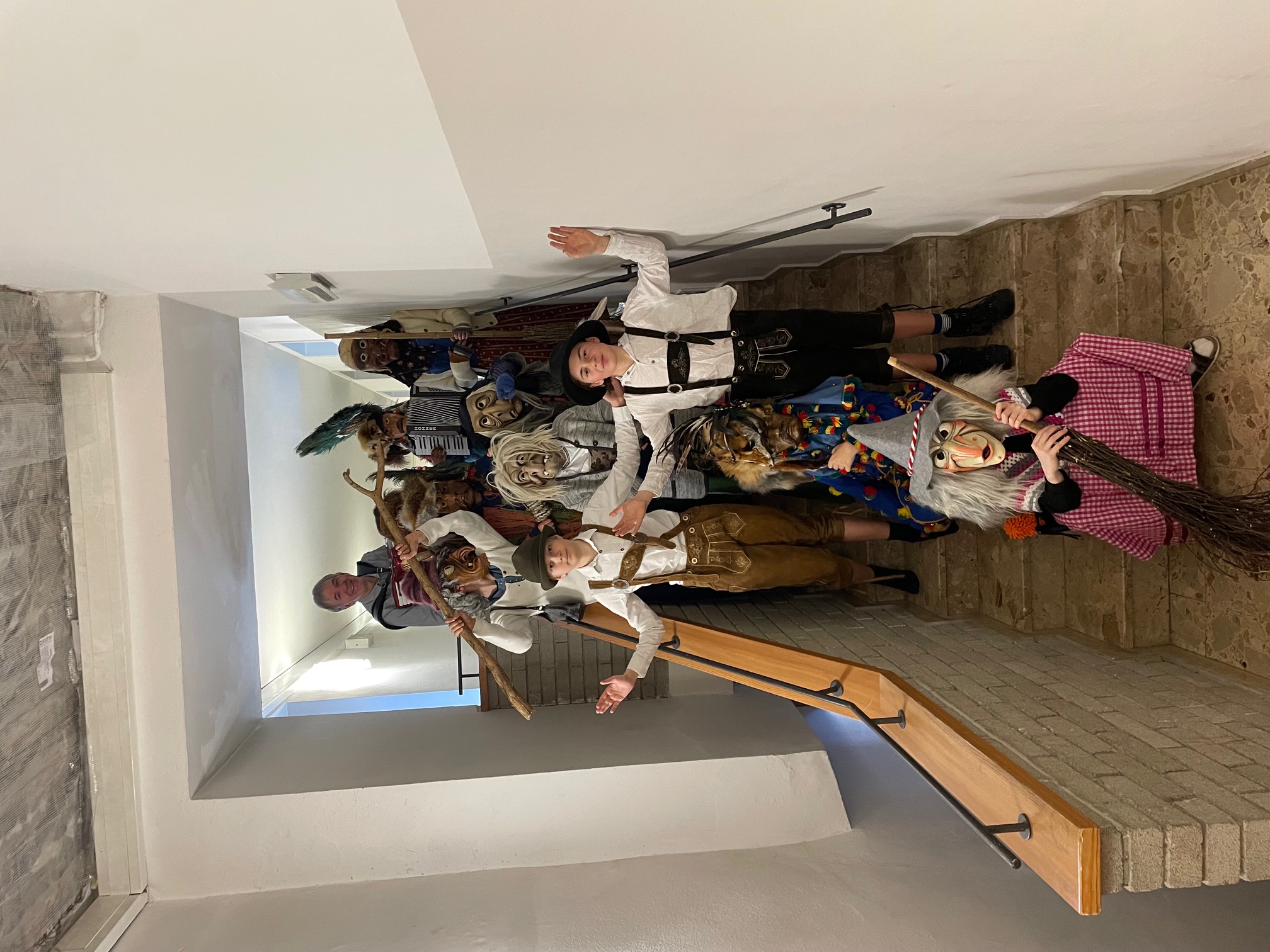Mullergruppe mit Masken