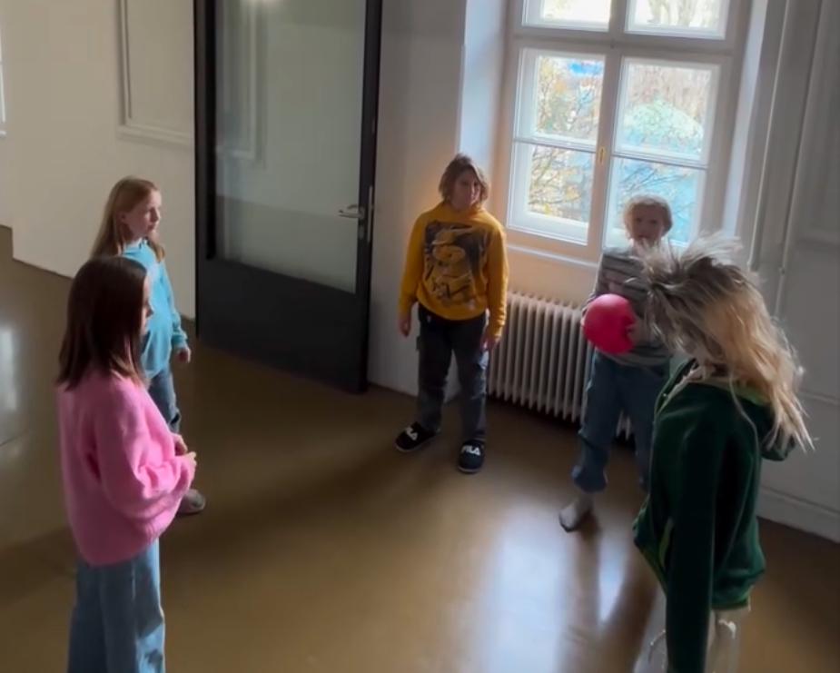 auch ein Skelett kann Ballspielen